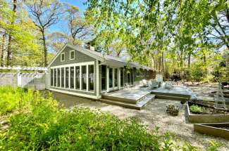 Shelter Island Cottage with Garden Sanctuary near Beach