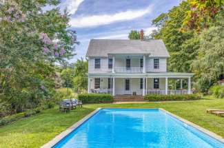 Shelter Island Picturesque Farmhouse with Pool