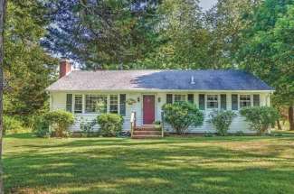 Adorable Shelter Island Country Cottage on Quiet Lane