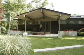 Artist’s Mid-Century Modern on Shelter Island Near Beach