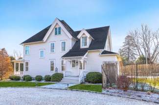 Shelter Island Elegant Renovated Farmhouse with Pool