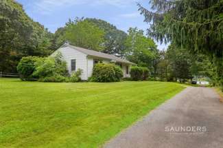 Sweet Shelter Island Cottage Close Proximity to Beach