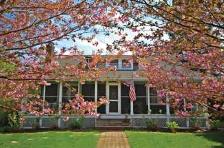 Shelter Island Renovated 1931 Bungalow with Pool