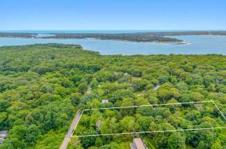 Quiet Shelter Island Renovated Cottage with Arboretum