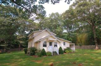 Congenial Shelter Island Cottage in Business Zone