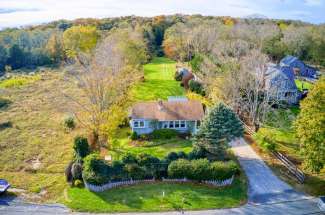 Shelter Island Country Bungalow Bordering Nature Trails