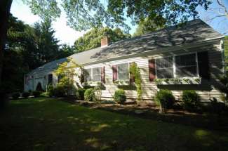 Shelter Island Sweet Cape ~ Close Proximity to Sandy Beach