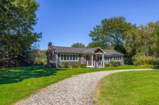 Sun-Filled Shelter Island Charming Cottage Close to Beach