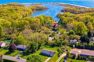 Shelter Island  Pristine Cottage near Beach