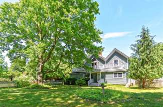 Vintage Shelter Island Farmhouse with Guest Houses Near Harbor