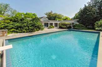 Lush and Lovely Shelter Island with Pool