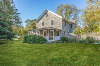 Cheery Renovated Shelter Island Farmhouse near Marina