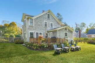 Cheery Renovated Shelter Island Farmhouse near Marina