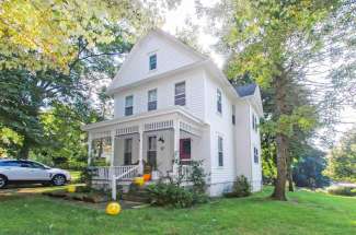 Cheery Farmhouse with Pool Close to Beach