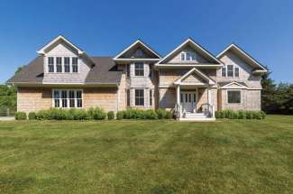 Spacious Traditional with Pool on Shelter Island