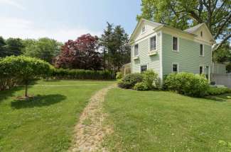 Shelter Island Farmhouse Close Proximity to Beach