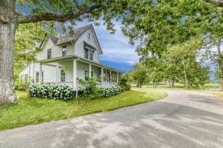 Shelter Island Heights Charming Waterview Farmhouse