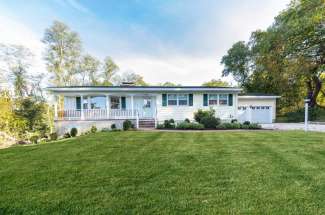 Pristine Shelter Island Bay View with Dock Access